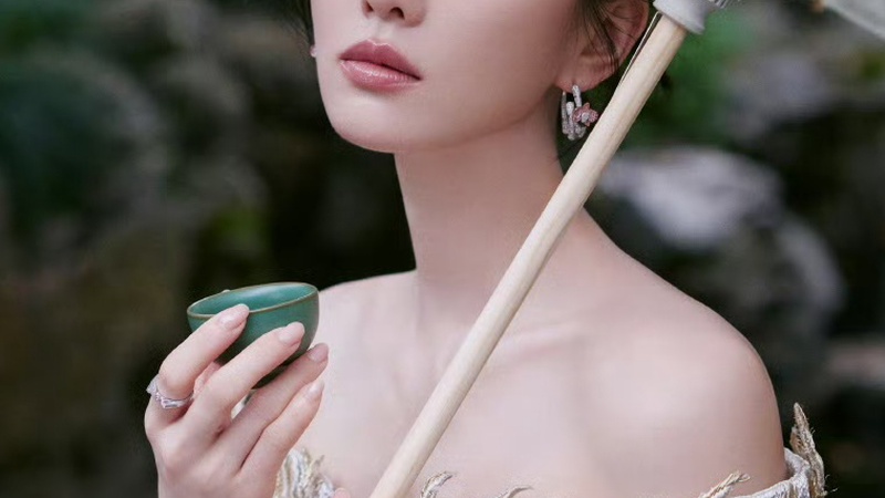 刘诗诗亲子乐园被偶遇，素面带娃尽显松弛母爱